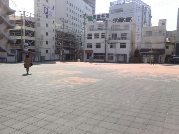 きれいに舗装された駅前広場が誕生